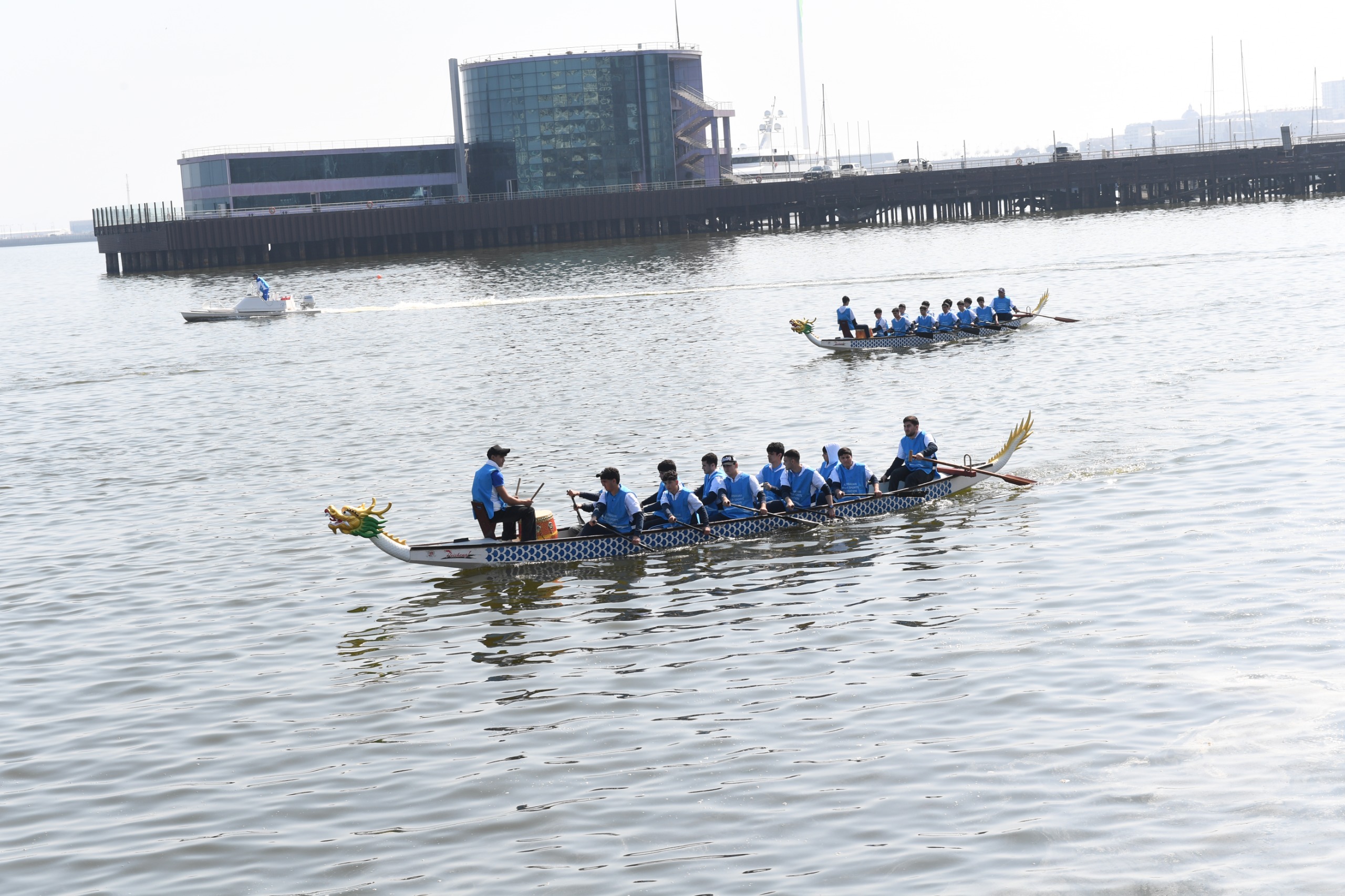 Bakıda Xəzərin suları avarçəkmə və yelkənli qayıqlarla bəzəndi (FOTO)
